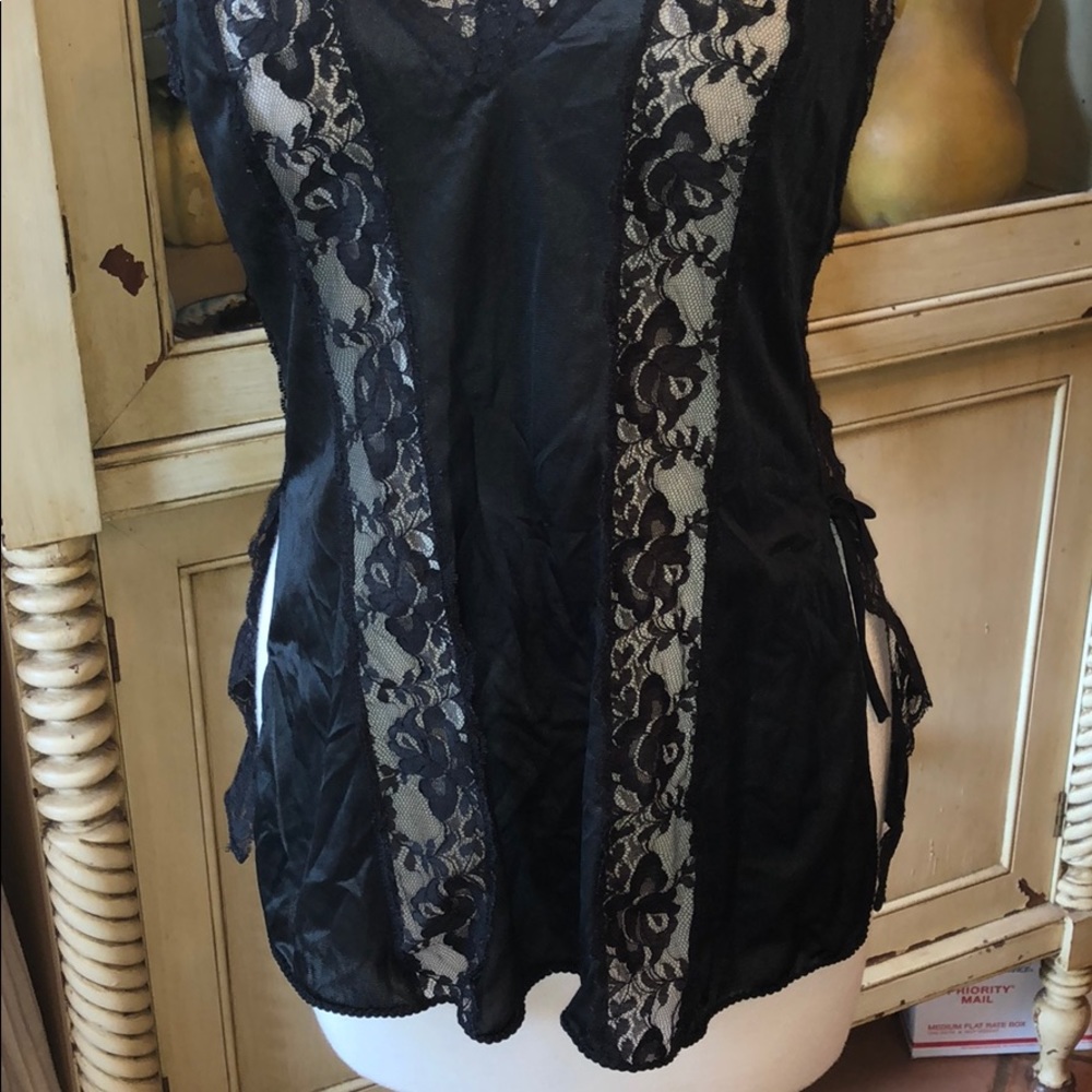 Lingerie - Picture 2 of 6